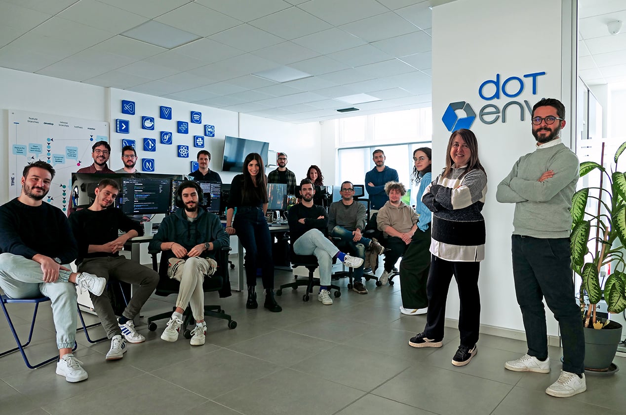La squadra di dotenv in ufficio, nella foto che Forbes ha pubblicato nella scheda